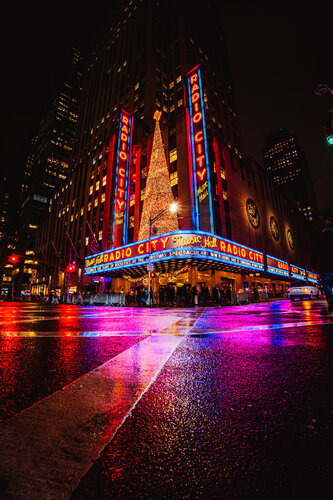 Neon rain von Anthony Castelle, Fotografie kaufen auf Singulart
