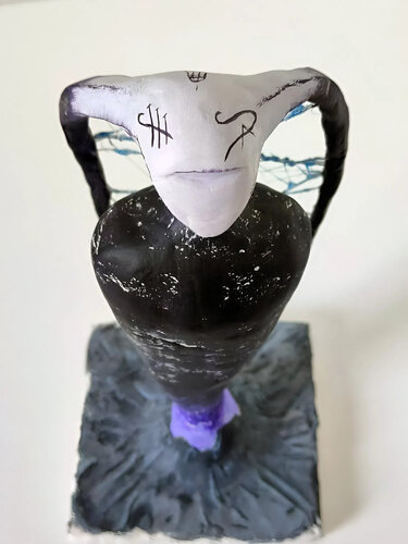 The Marked One — Original Dark Symbolic Sculpture von Alisa Anderson, Skulptur kaufen auf Singulart