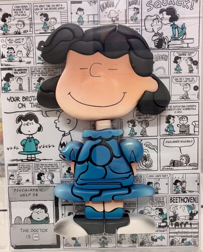 Lucy  ( featurig  peanuts) in a plexiglas box de Simone Parri, Escultura a la venta en Singulart