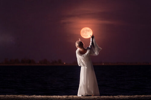 Moon de Ariane A.T. James, Fotografía a la venta en Singulart