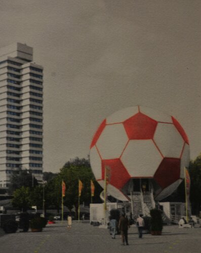 Fuss Ball by PHILLIP JONES, Photography for Sale on Singulart