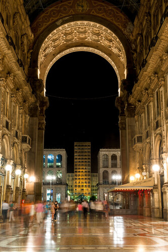 Night in Milan de Franco Fratini, Fotografía a la venta en Singulart