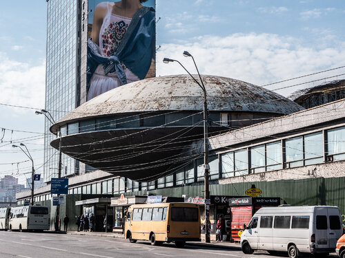 Kiev Flying Saucer by Harald Hund, 写真 for Sale on Singulart