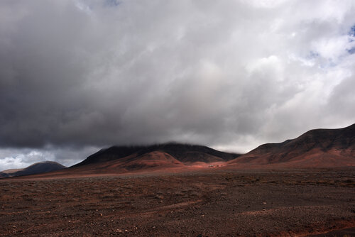 Ténèbres sur le volcan de GERARD DI LUCCIO, Fotografía a la venta en Singulart
