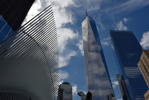 Un avion au-dessus du One World Trade Center 1 van GERARD DI LUCCIO, Fotografie te koop op Singulart