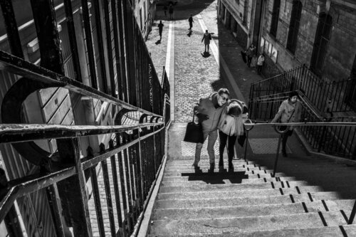 Amour et rires à Montmartre de GERARD DI LUCCIO, Fotografía a la venta en Singulart