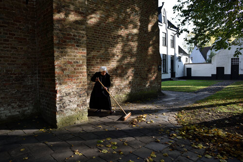 Béguinage à Bruges 1 by GERARD DI LUCCIO, Photography for Sale on Singulart