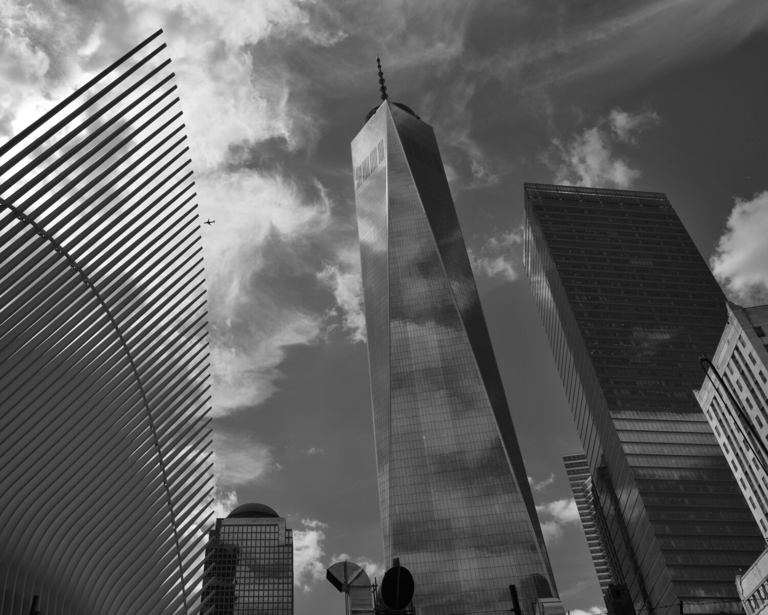 Un avion au-dessus du One World Trade Center 2 GERARD DI LUCCIO Fotografie zu verkaufen