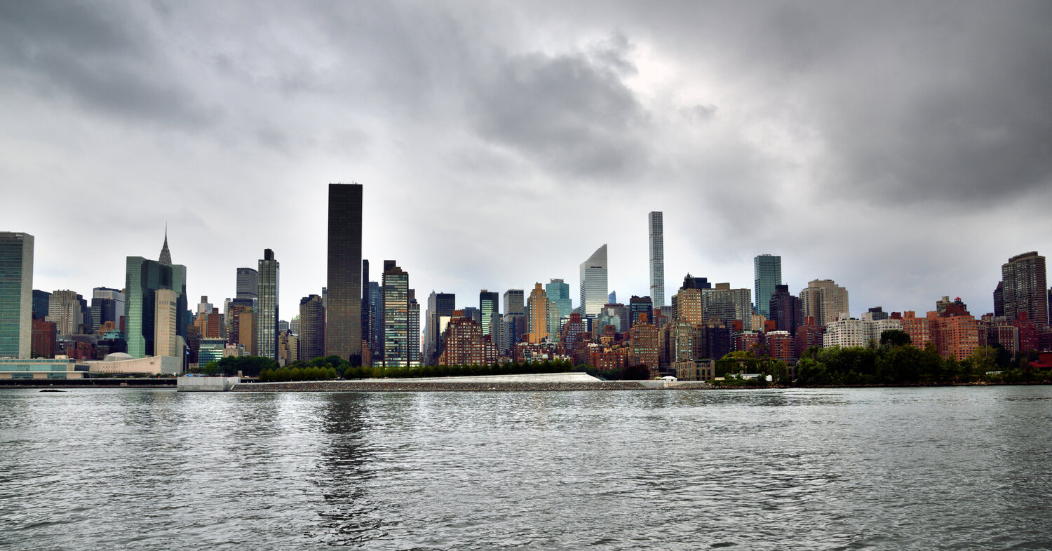 Au-delà de l'East River GERARD DI LUCCIO Fotografia in vendita