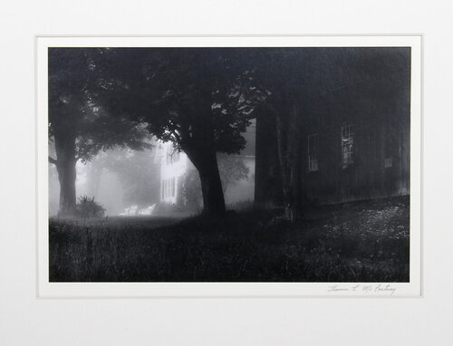 The Farm (Fog) Vermont von Thomas McCartney, Fotografie kaufen auf Singulart