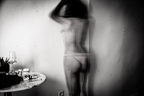 Unentitled from women and bodies de Buku Sarkar, Fotografía a la venta en Singulart