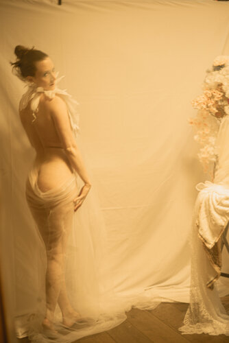 Unentitled from women and bodies de Buku Sarkar, Fotografía a la venta en Singulart