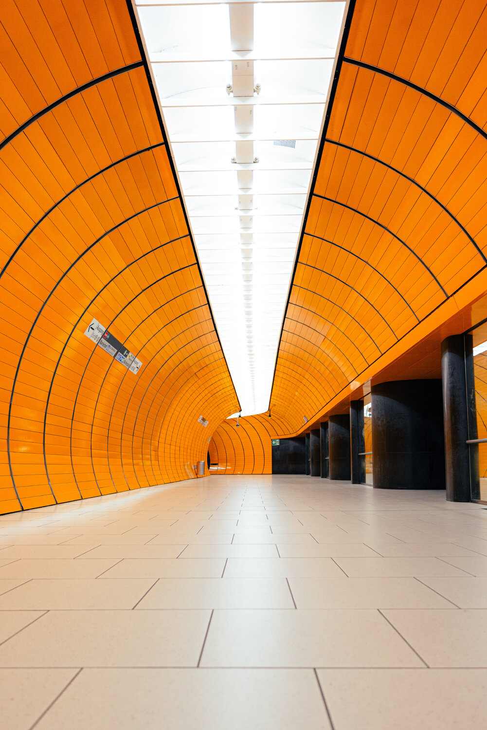 U-Bahn-Station Marienplatz – Orange Tube Tim Goger Fotografie te koop