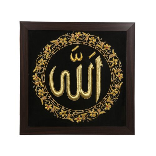 Sacred Allah Calligraphy in Zardozi Embroidery von SHAMA PARVEEN, Textil kaufen auf Singulart