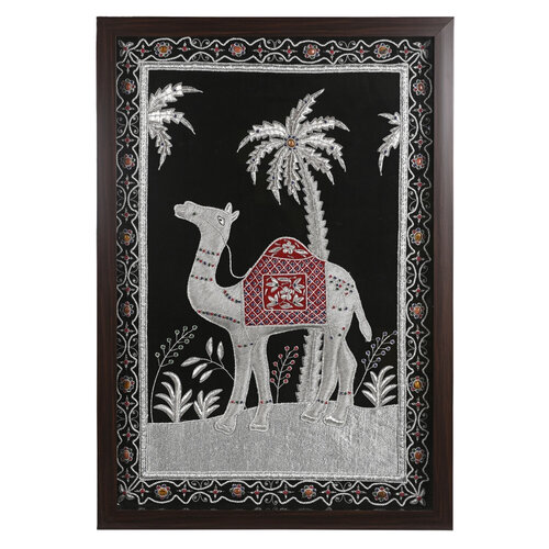 Desert Majesty – Handcrafted Zardozi Camel Art de SHAMA PARVEEN, Téxtil a la venta en Singulart