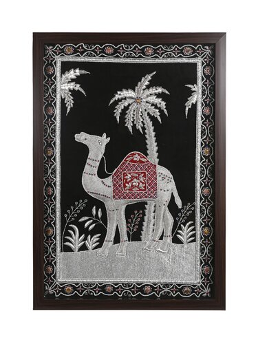 Desert Majesty – Handcrafted Zardozi Camel Art von SHAMA PARVEEN, Textil kaufen auf Singulart