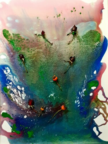 Auf Rosaroten Wolken schweben. Herbst abstrakt. Rosen in Harz auf wei en Hintergrund. Abstract acrylic pouring art with elements by karibou di Karibou, Altri media in vendita su Singulart