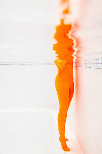 mirror - orange di Robin Cerutti, Fotografia in vendita su Singulart