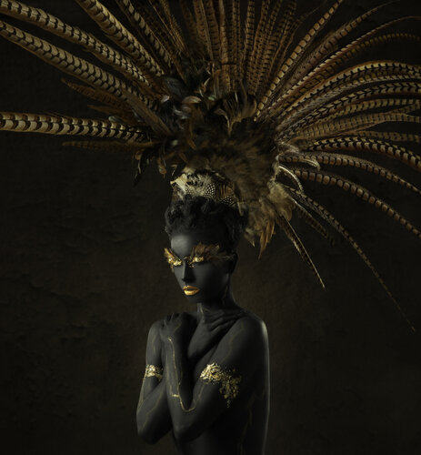 Woman & Feathers von Alfredo Sanchez, Fotografie kaufen auf Singulart