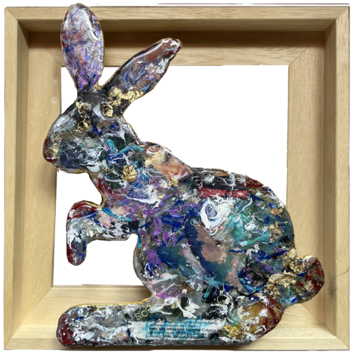Lapin multicolore  à la feuille d'or dans cadre de PatMoli, Escultura a la venta en Singulart