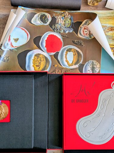 DALI - De Draeger, Max Gérard Portfolio Deluxe edition in a special box containing a signed bronze medal, a "soft-melting metal pocket watch" and 18 Dali art impressions, 1968 par Salvador Dalí, Sculpture en vente sur Singulart