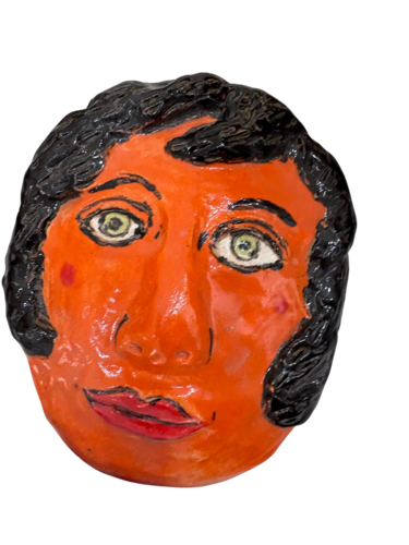 ORANGE FACE WITH BLACK HAIR von Linda H. Smith, Skulptur kaufen auf Singulart