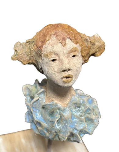 Sculpture : jeune fille au corsage bleu von Catherine Zivi, Skulptur kaufen auf Singulart