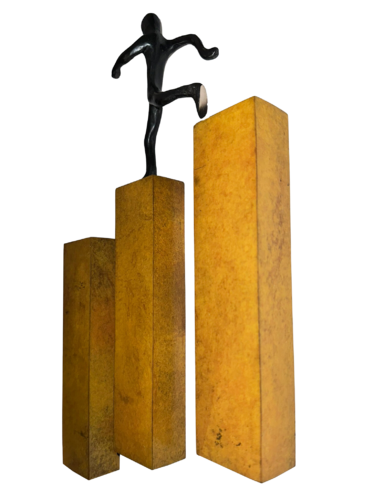 À la recherche du bonheur... [BLOC JAUNE MOUTARDE]  (série : Terre d’enfants 2024) von Olivier Messas, Skulptur kaufen auf Singulart