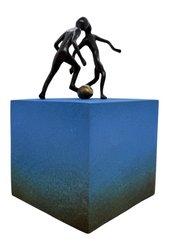 Les petits champions... (BLEU DÉGRADÉ) (Terre d’enfants 2022) de Olivier Messas, Escultura a la venta en Singulart