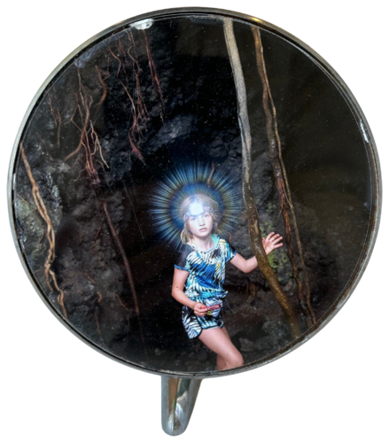 Vintage side-view mirror: Girl headlight par Kathrine Flynn, Sculpture en vente sur Singulart
