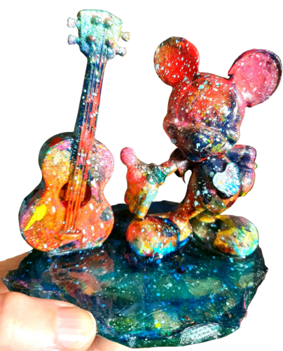 Mickey mouse with the heart and the guitar von Karibou, Skulptur kaufen auf Singulart