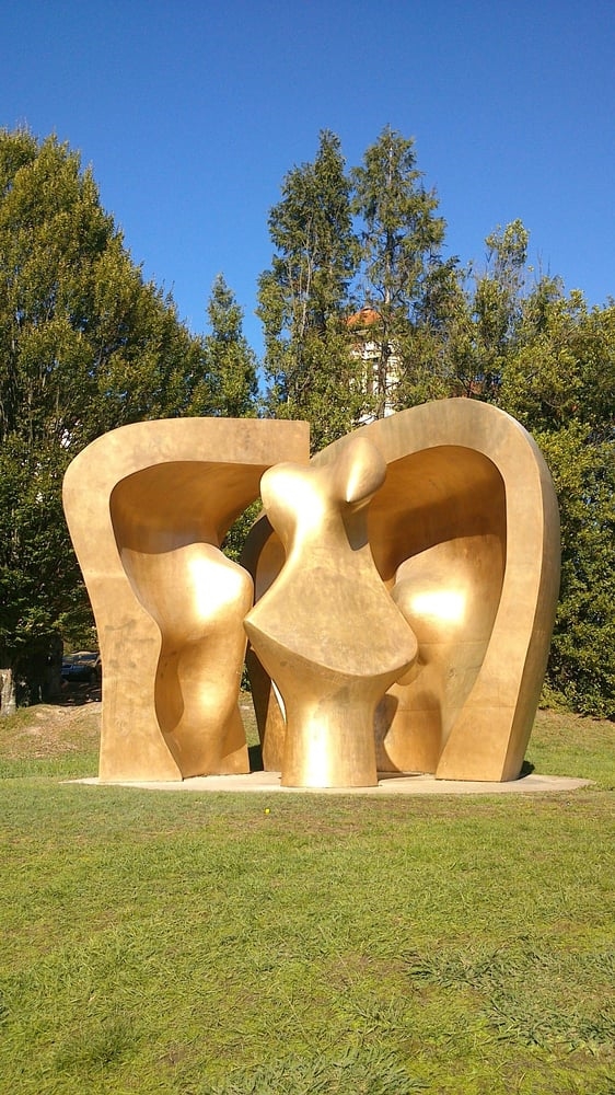 Art Gallery Sculpture Great figure in a shelter by Henry Moore