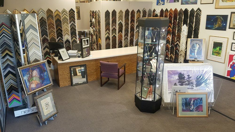 Art Gallery Distinctive Edge Framing & Gallery