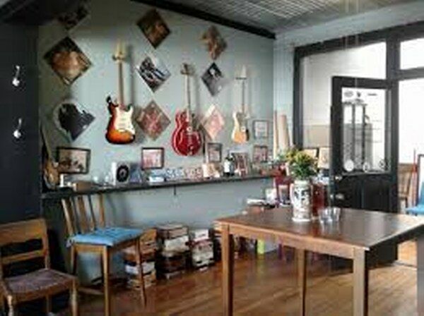 Art Gallery Guitar Gallery on the Square