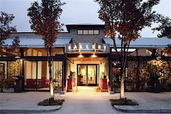 Art Gallery A Gallery / Allen + Alan Fine Art